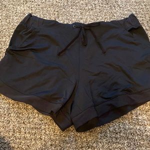 Avita black shorts size large.